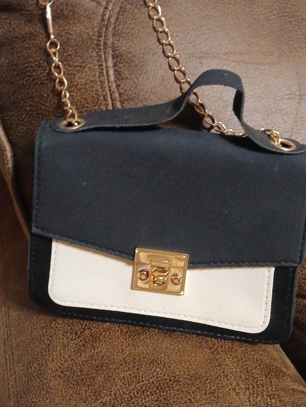 Stylish Two-Tone Chain Crossbody Bag - Black & White